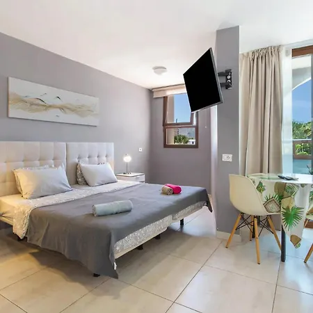 Sunny Escape, Parque Santiago 2 *