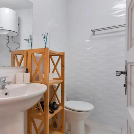 Sunny Escape, Parque Santiago 2 *