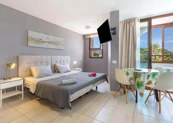 Sunny Escape, Parque Santiago 2 *