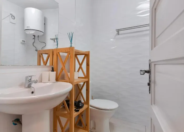 Sunny Escape, Parque Santiago 2 *